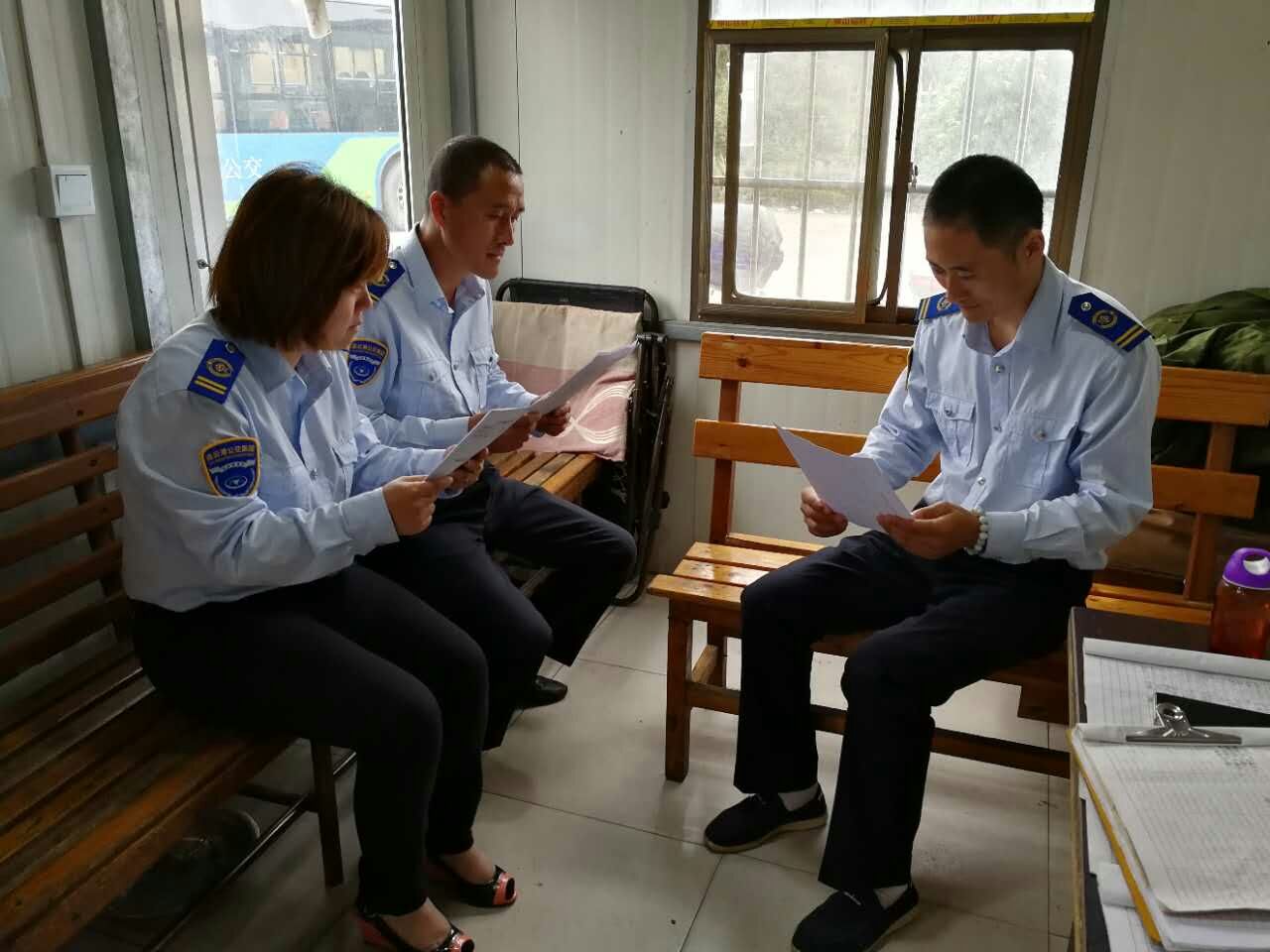 公交海州公司组织文明线驾驶员签订承诺书