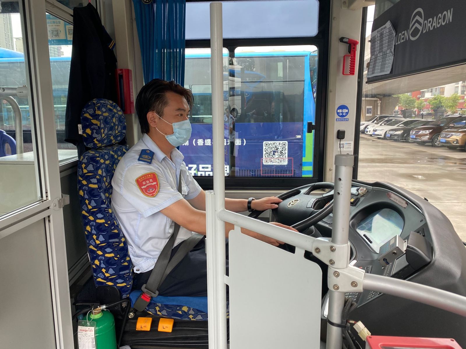 公交集团公交事业二部113路驾驶员汤兵及时归还乘客丢失的手机获点赞