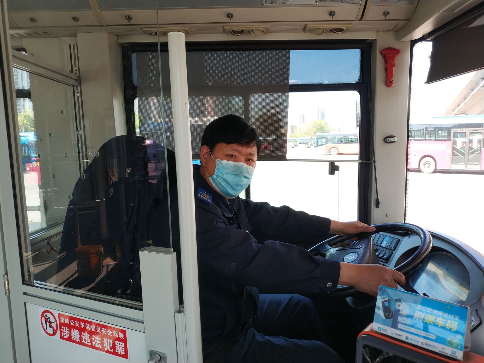 公交集团公交事业二部113路驾驶员王加东及时归还乘客丢失的手机受表扬