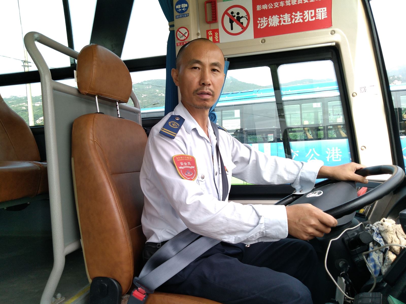 公交集团公交事业二部33路驾驶员王永军及时归还乘客丢失的手机