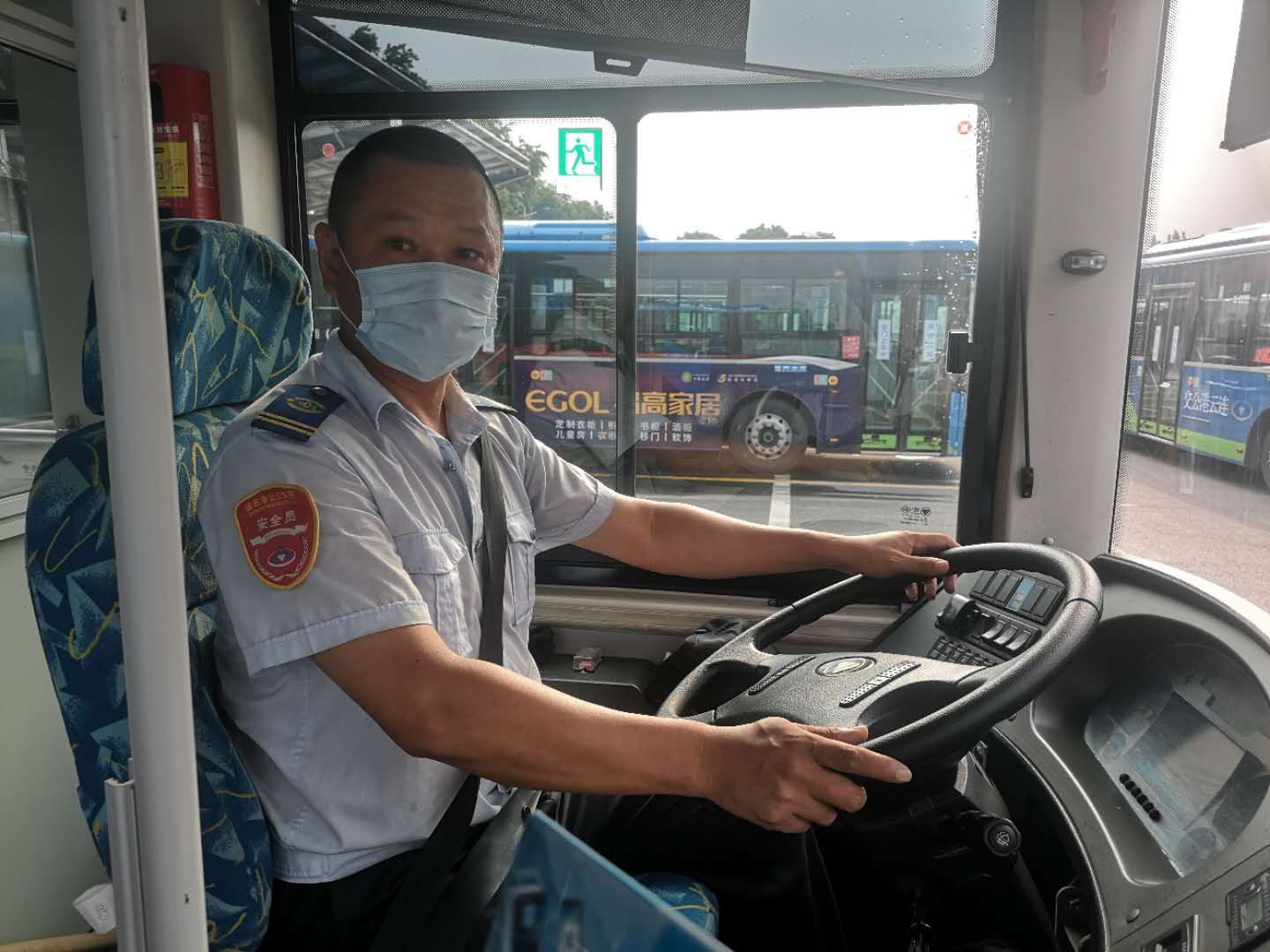 公交集团公交事业二部35路驾驶员谢长春及时归还乘客丢失的手机