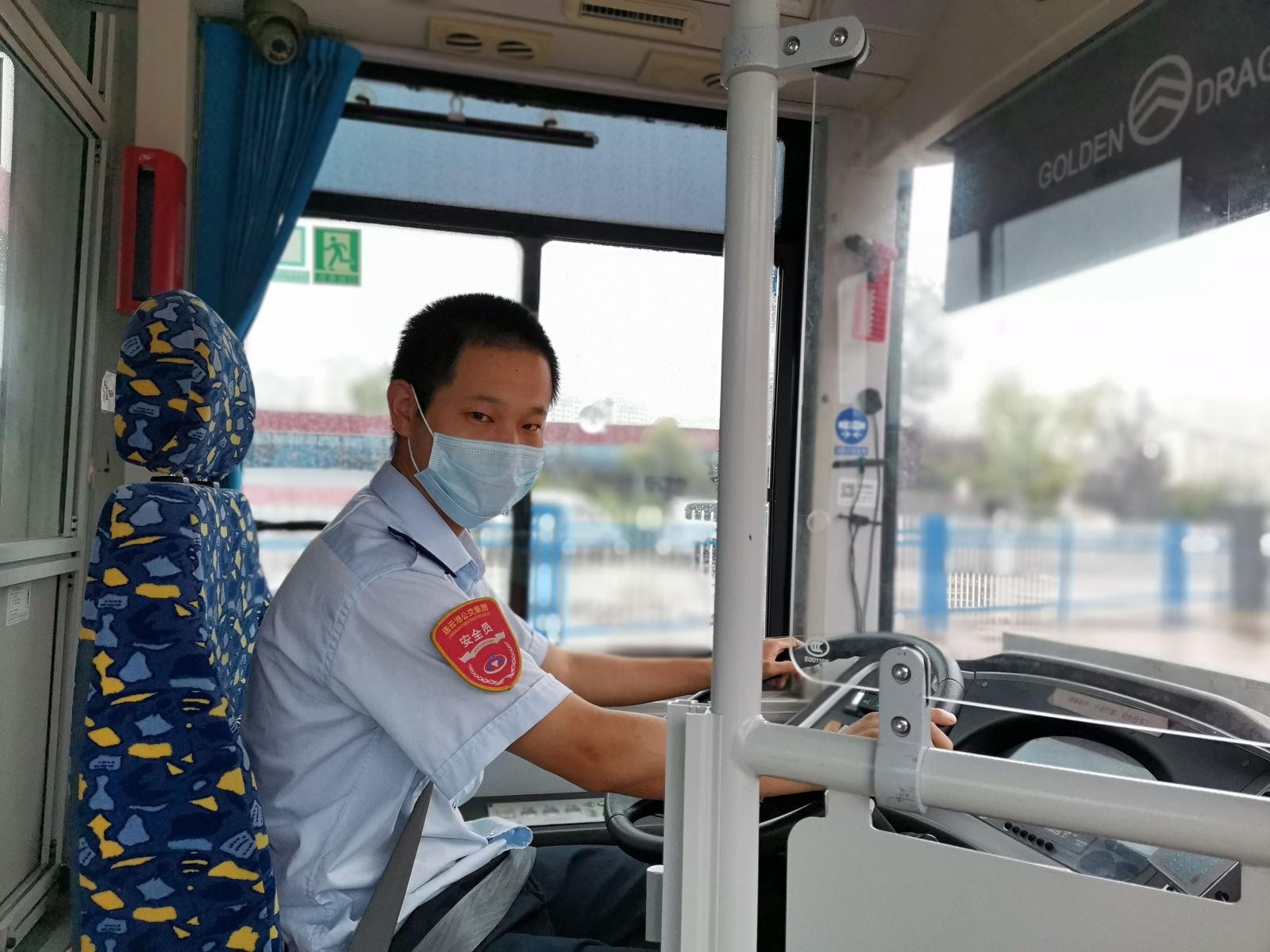 公交集团公交事业二部37路驾驶员袁久龙及时归还乘客丢失的手机