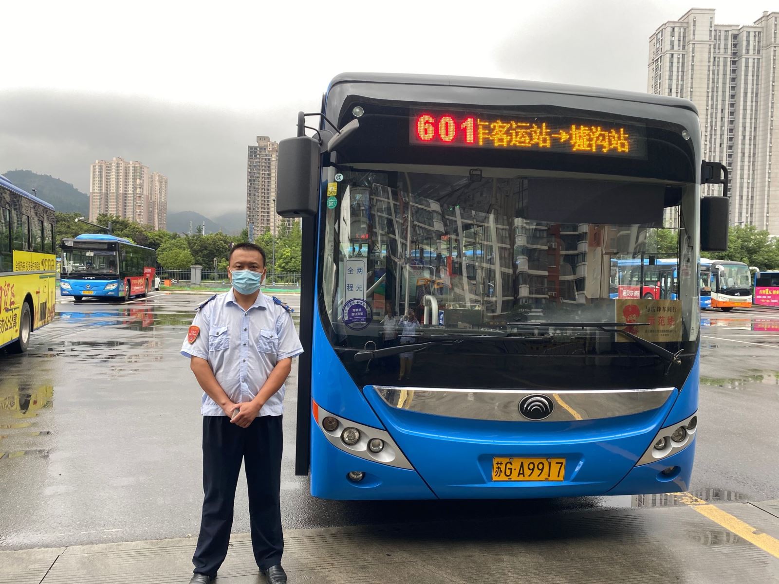 公交集团公交事业二部601路驾驶员刘世杰及时归还乘客丢失的手机