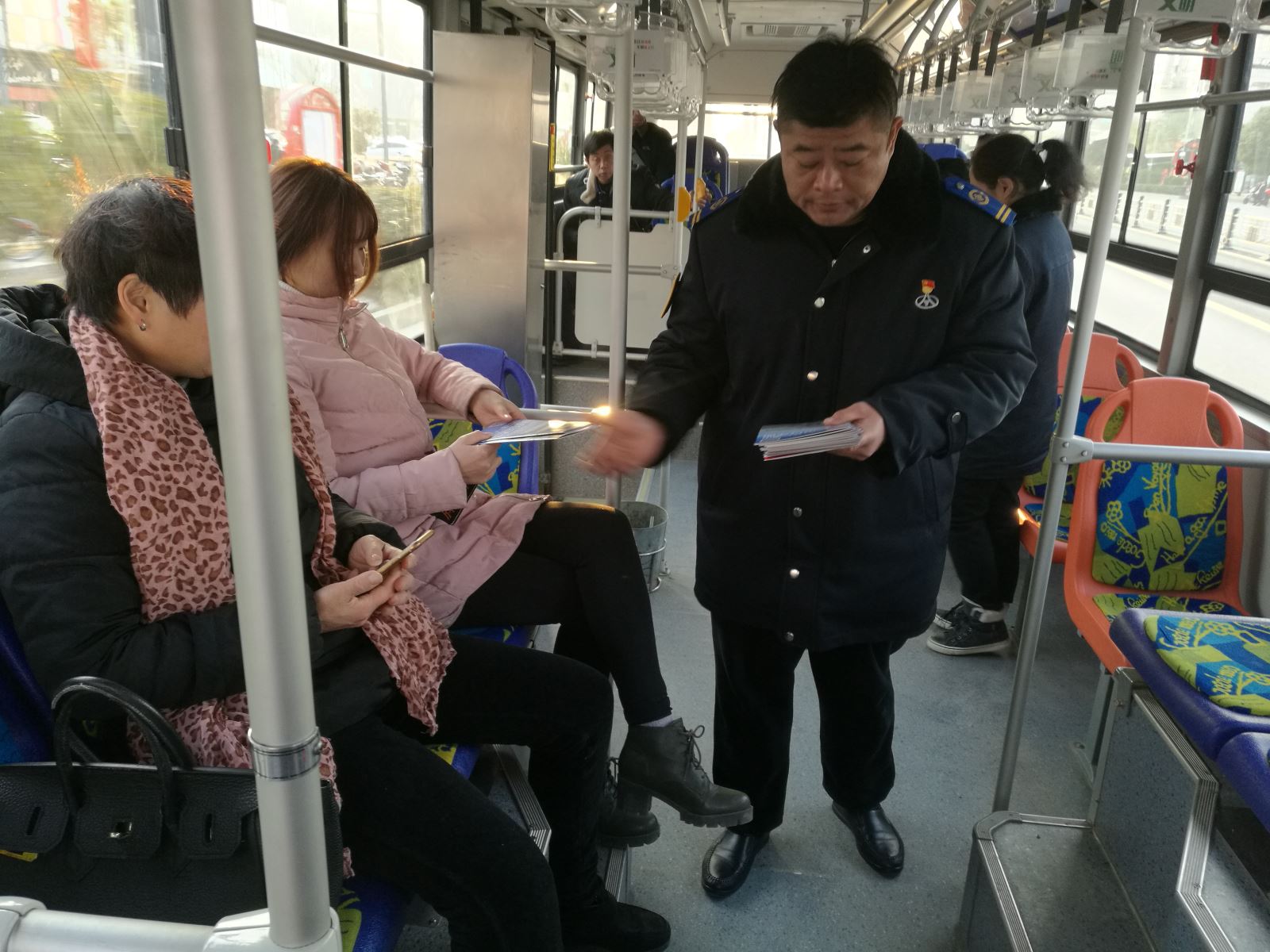 公交集团公交事业二部向市民发放《2019年连云港市公交出行手册》