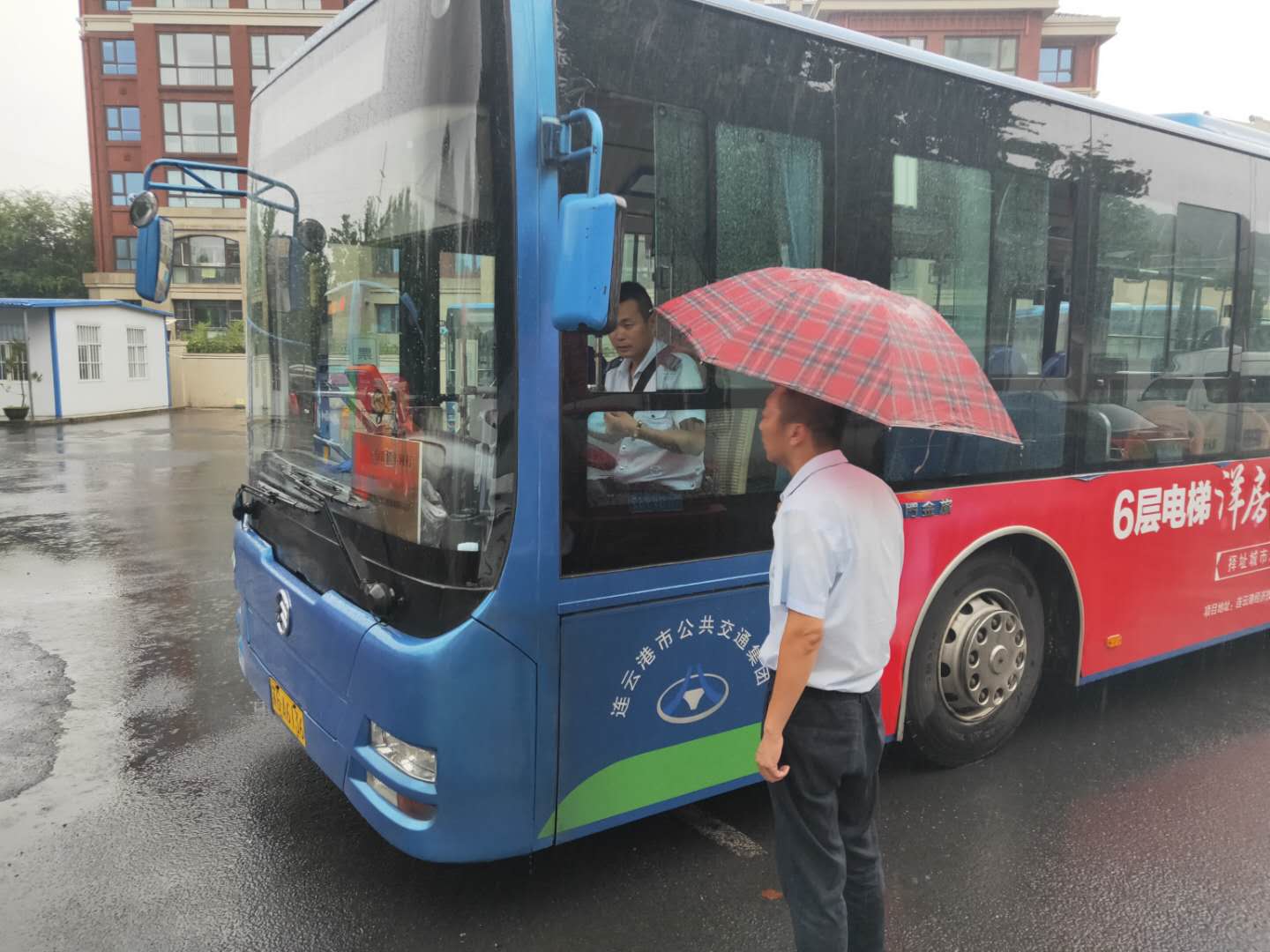 公交集团公交事业二部持续应对暴雨恶劣天气