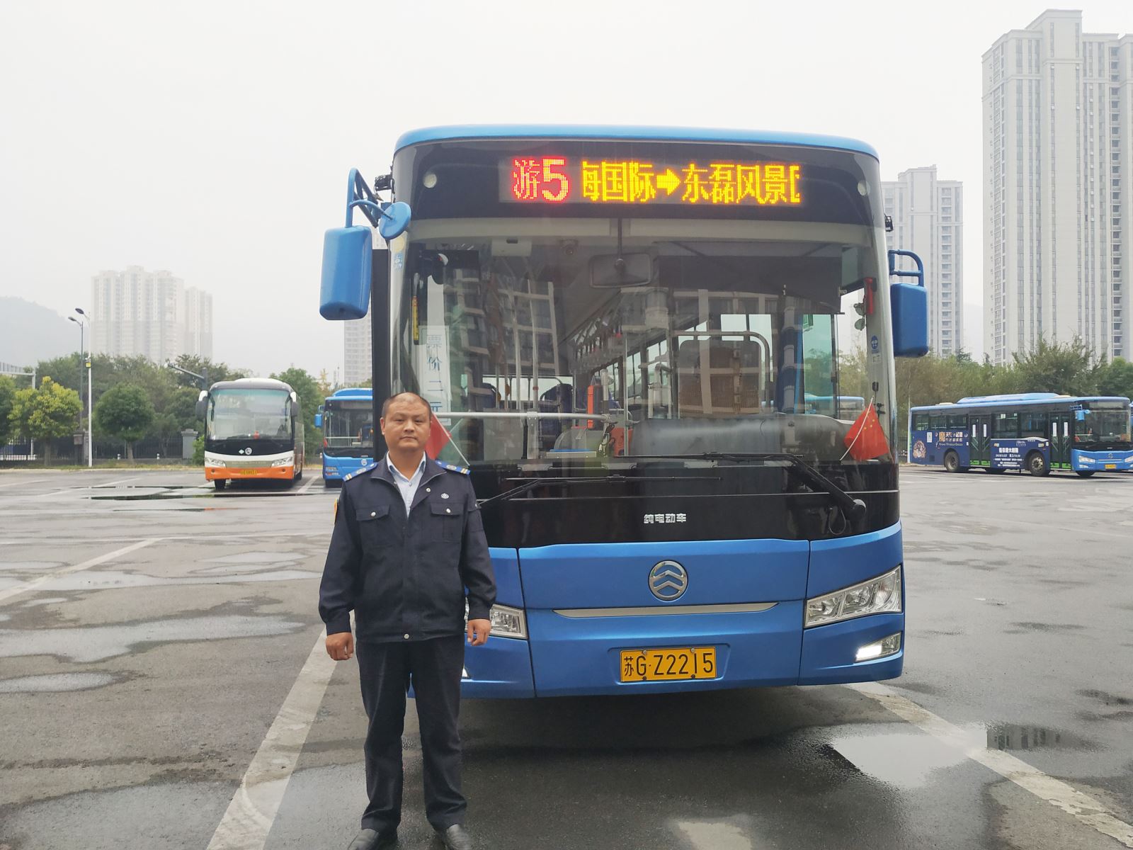 公交集团公交事业二部游5路驾驶员路成及时归还乘客丢失的手机