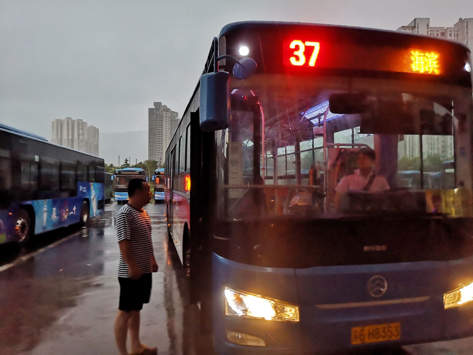 公交集团公交事业二部积极做好台风天气应对工作