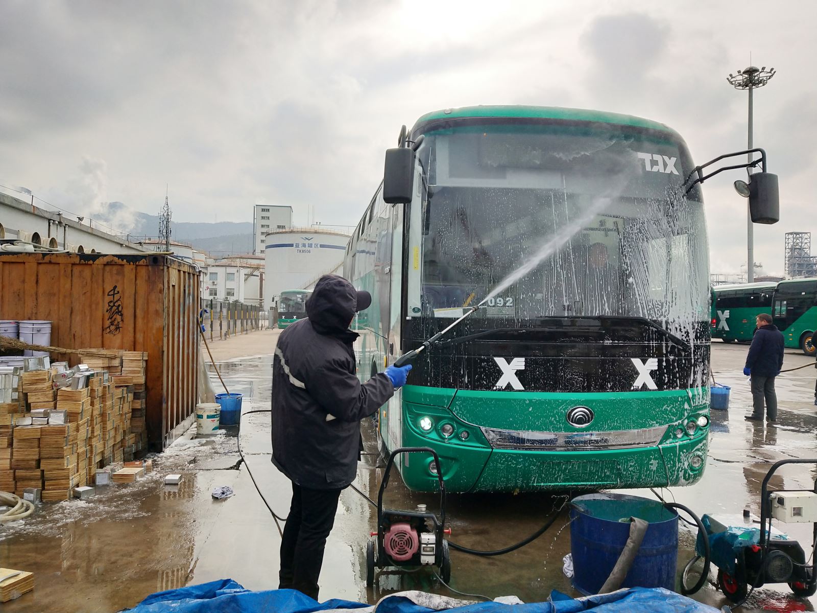 公交集团机务技术事业部抢分夺秒圆满完成宇通出口车任务
