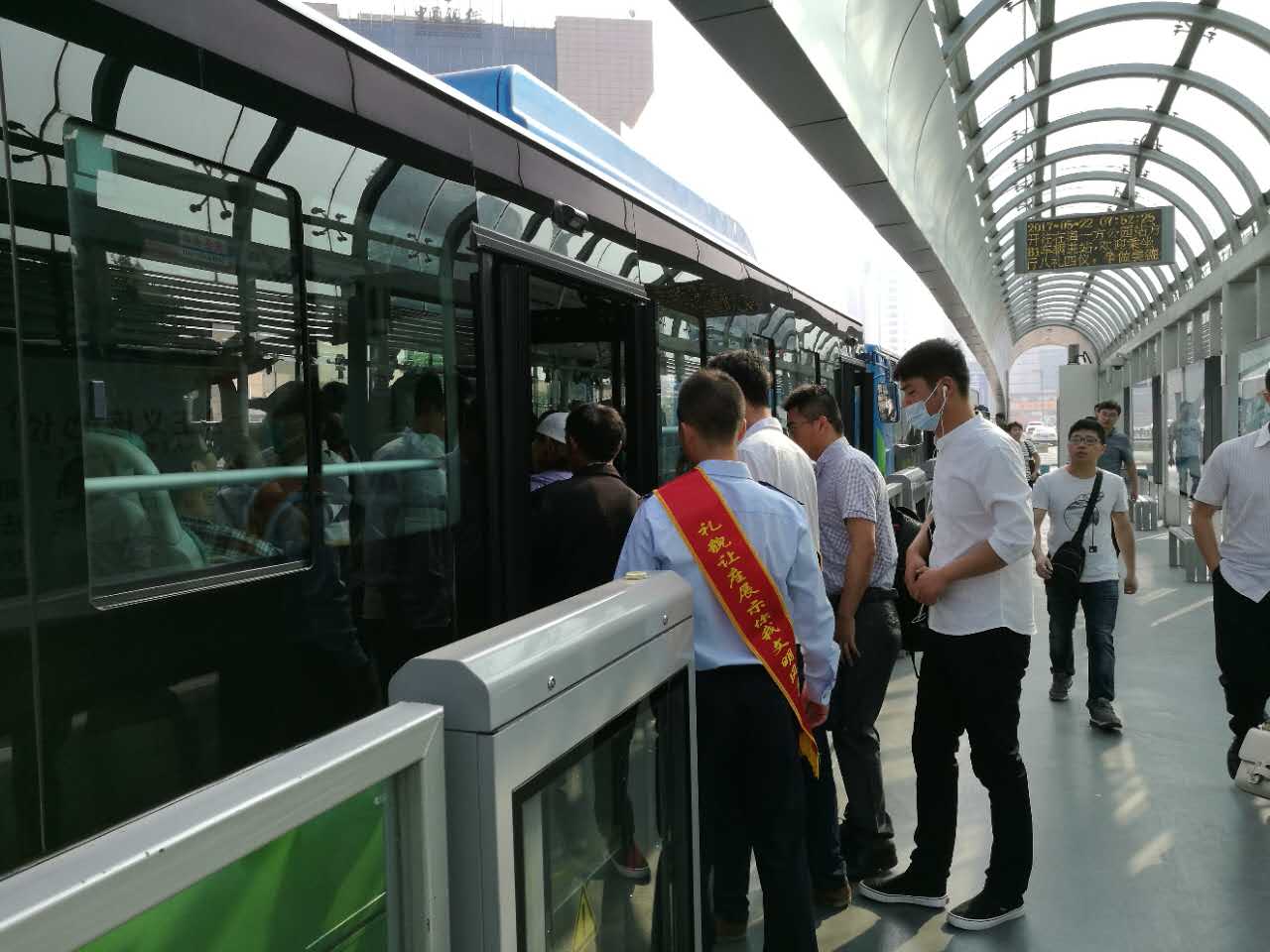 公交集团开展文明乘车劝导志愿活动  助推文明城市创建