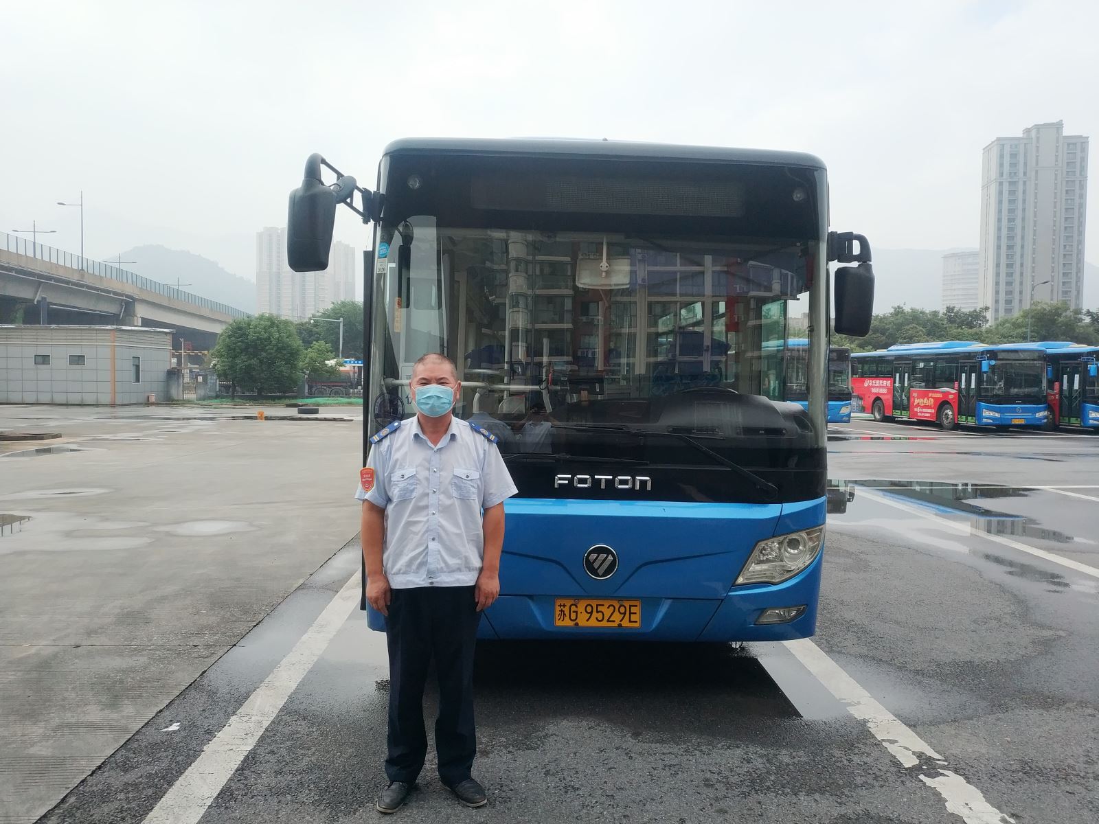 公交集团公交事业二部35路刘猛及时归还乘客丢失的钱包受表扬