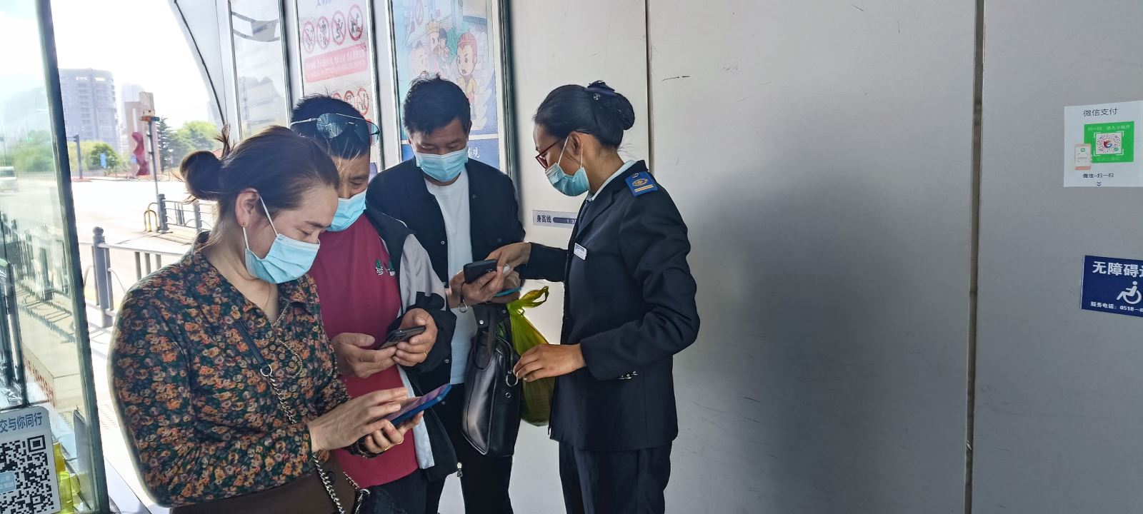 快速公交事业部站务员刘芳芳帮助乘客找到丢失的包获感谢
