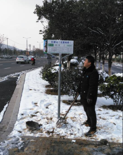 海通公交公司对市区公交站牌进行全面排查整顿