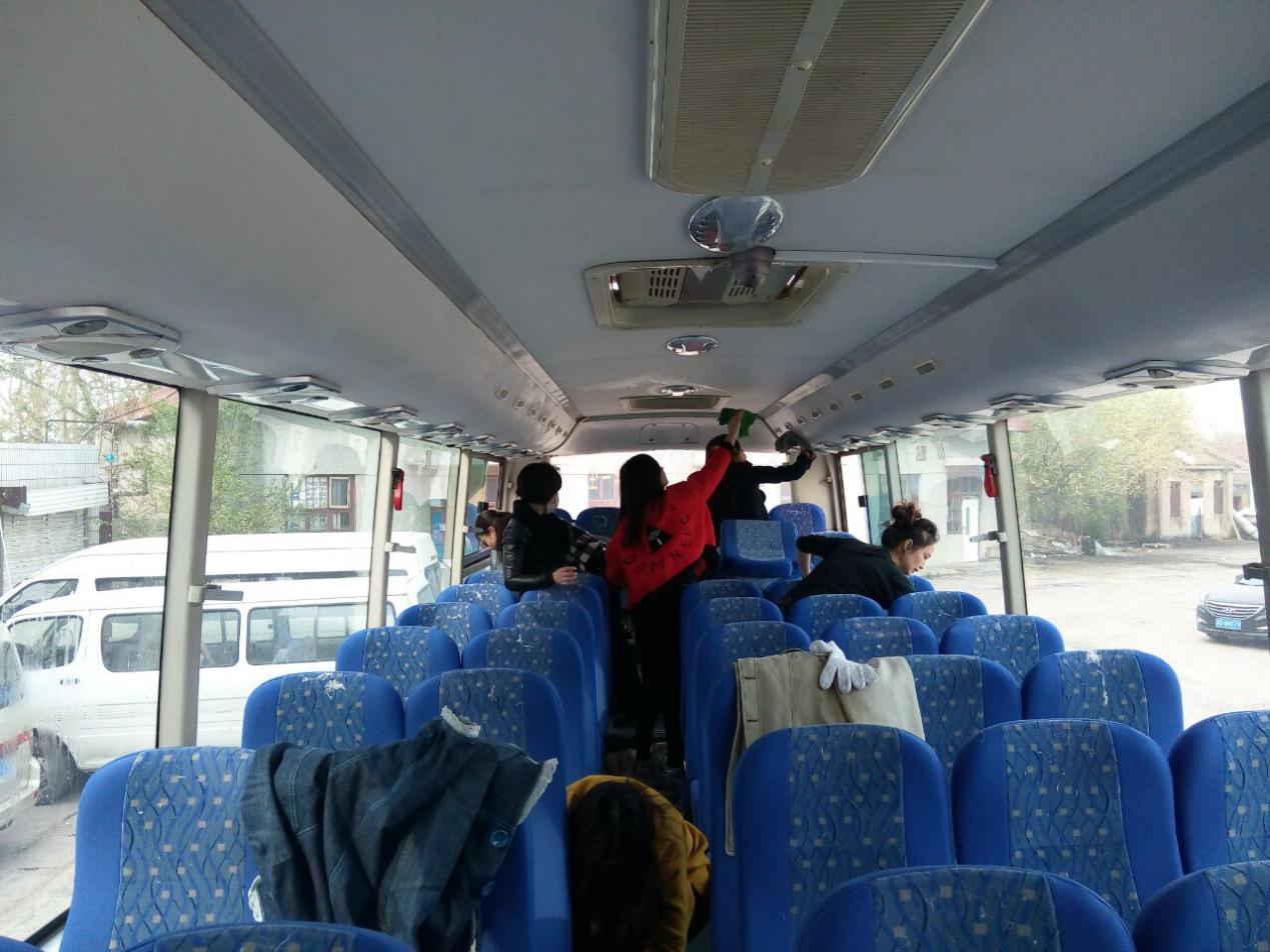 公交佳连公司组织管理人员开展通勤车清扫活动