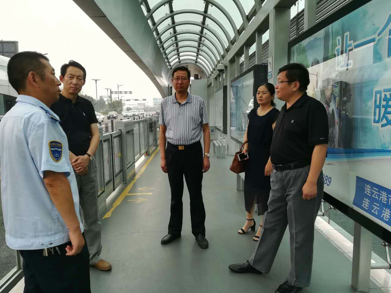 市交通控股集团领导到BRT站台指导创文工作