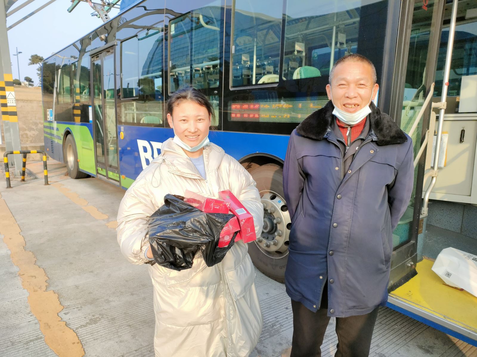 快速公交事业部B1K线驾驶员张永卫 拾高档香烟归还失主获感谢