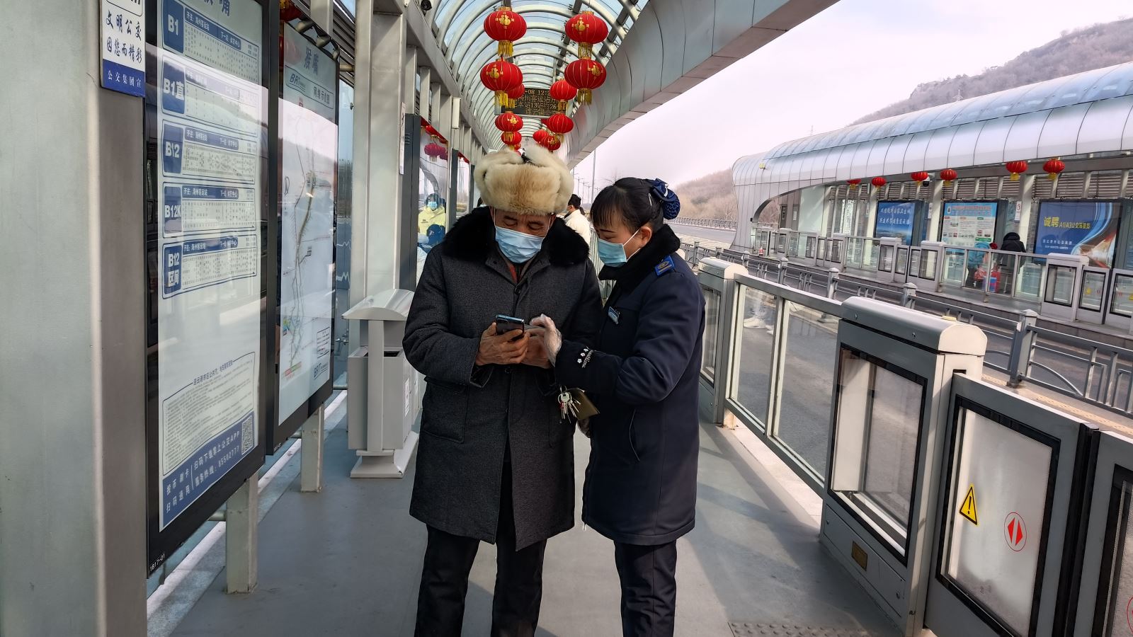 快速公交事业部站务员张永静热心帮助晕倒乘客获感谢