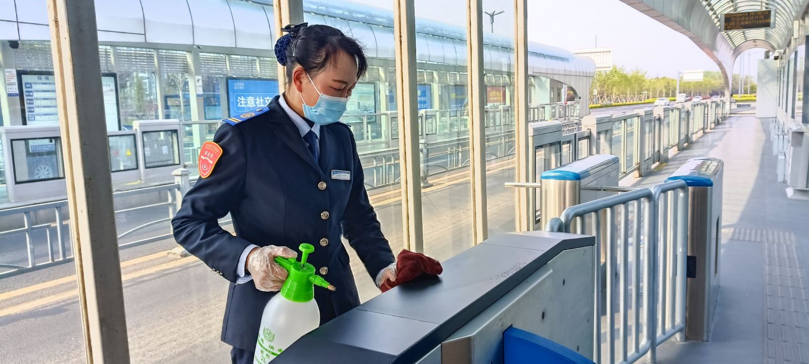 快速公交事业部站务员张永静热心帮助乘客获感谢