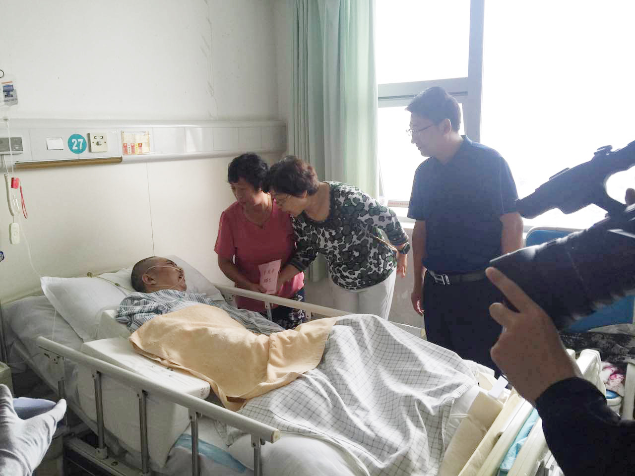 市慈善总会领导看望慰问公司特困职工李大周