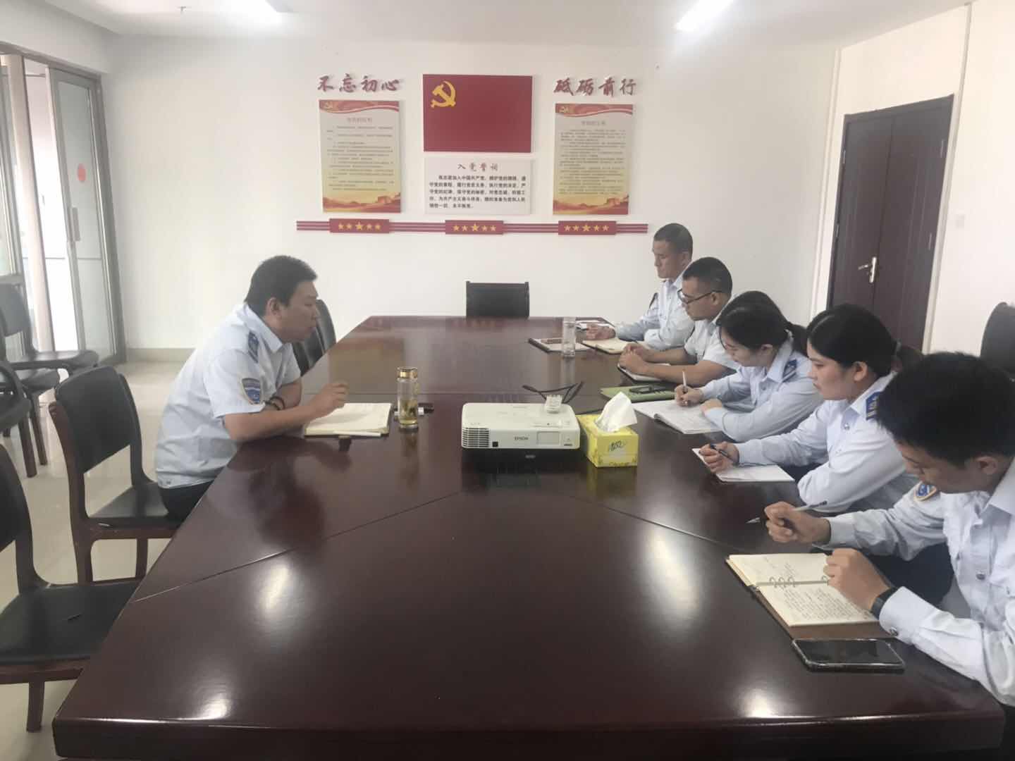 公交集团快速公交公司运营科召开生产例会