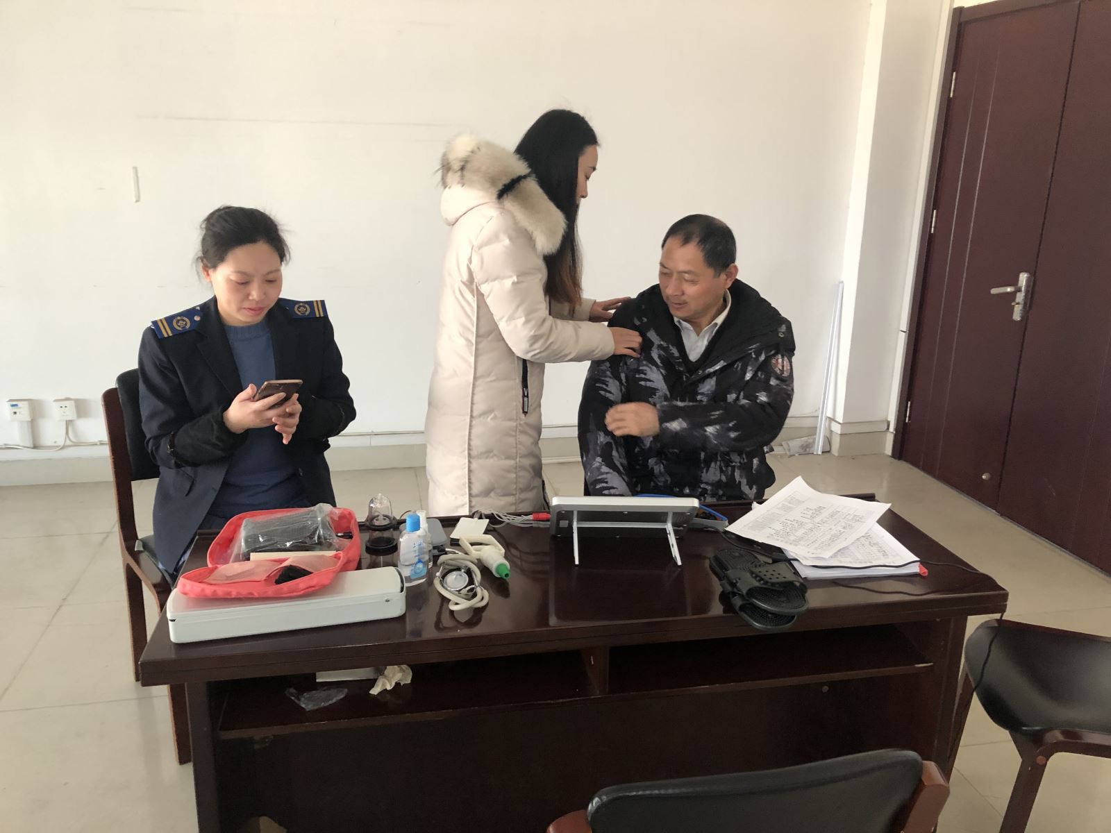 公交集团快速公交事业部开展中医义诊活动