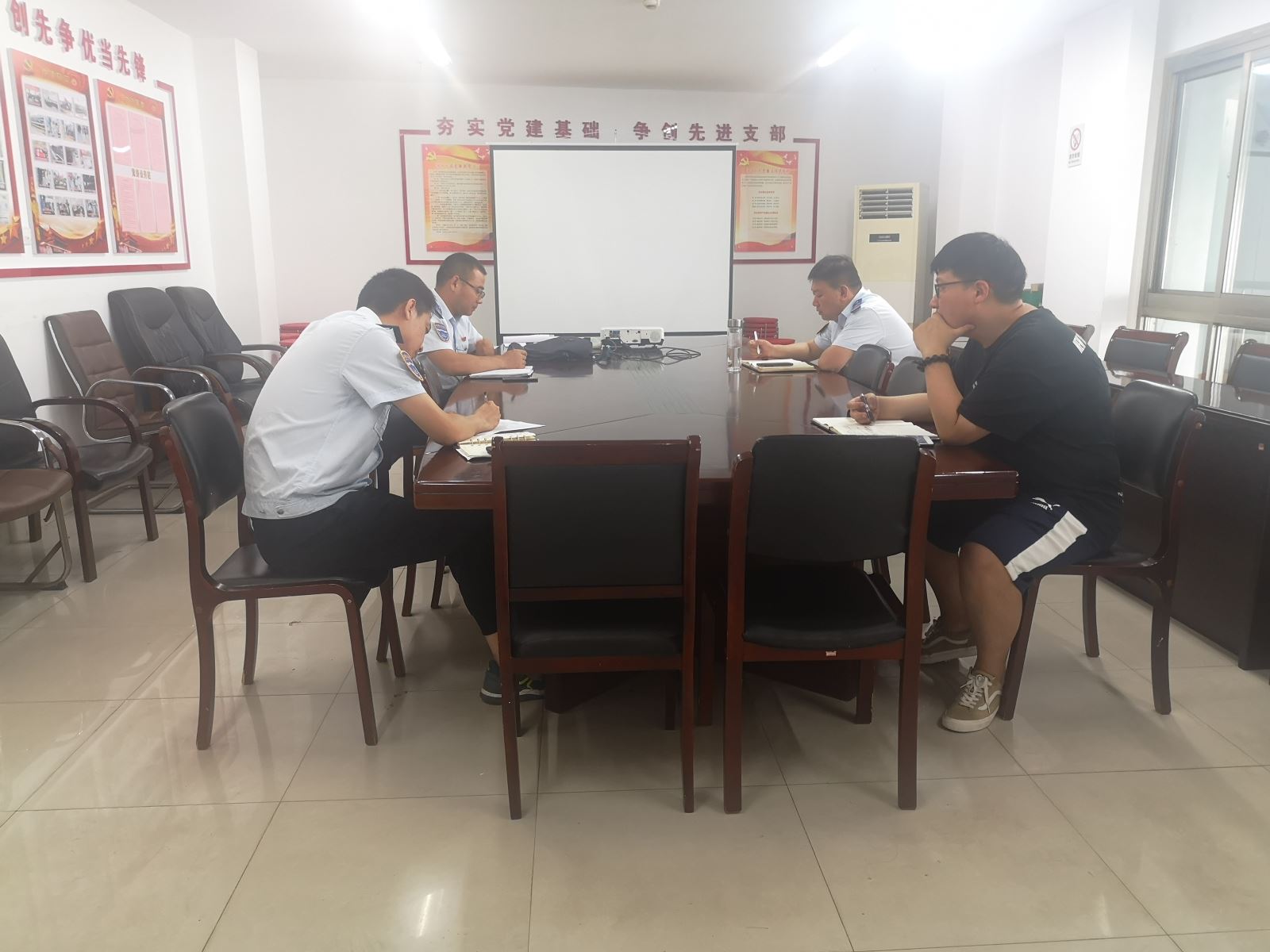公交集团快速公交事业部召开运营生产会