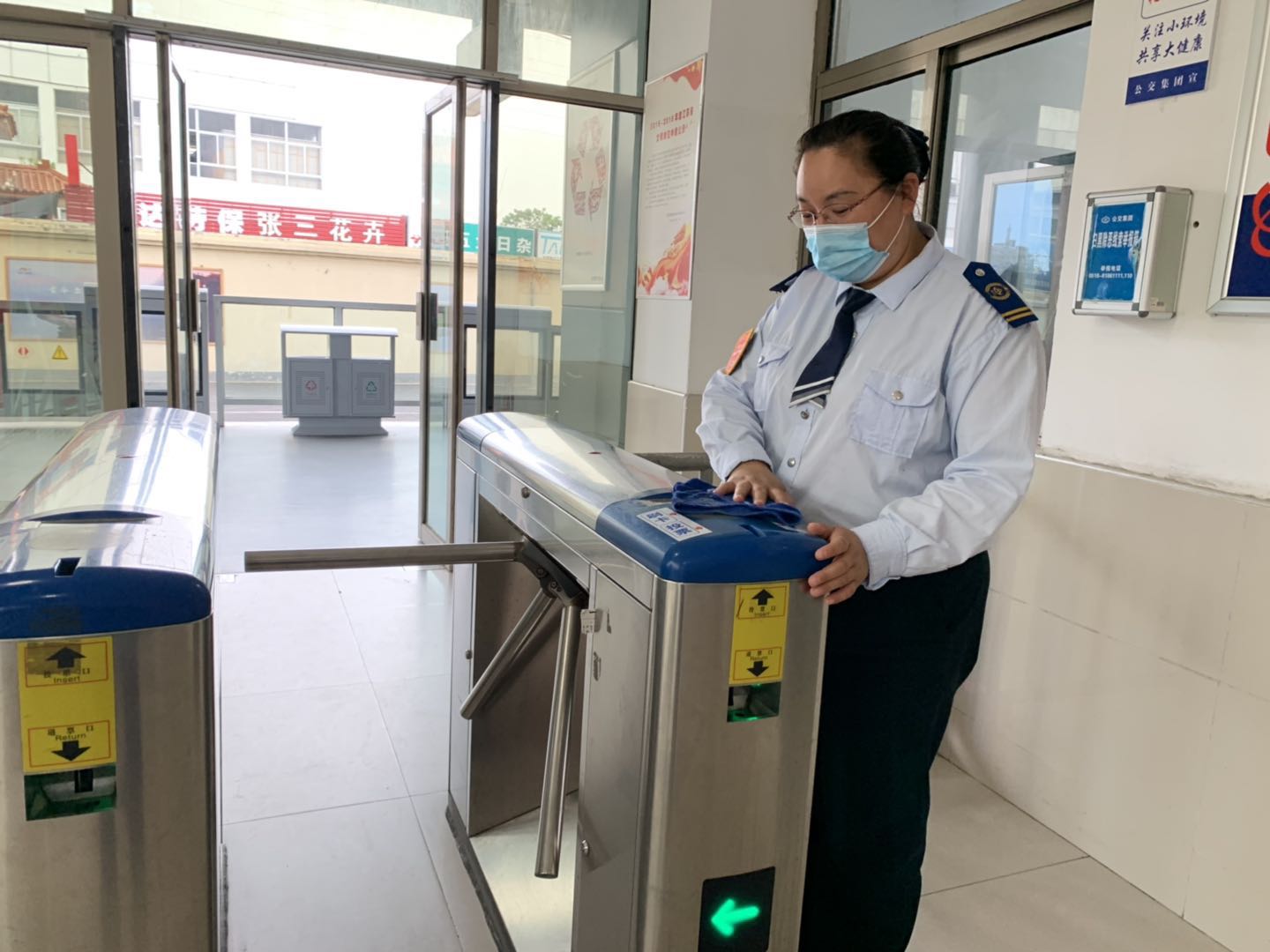 快速公交站务员热心帮助乘客寻找手机获感谢