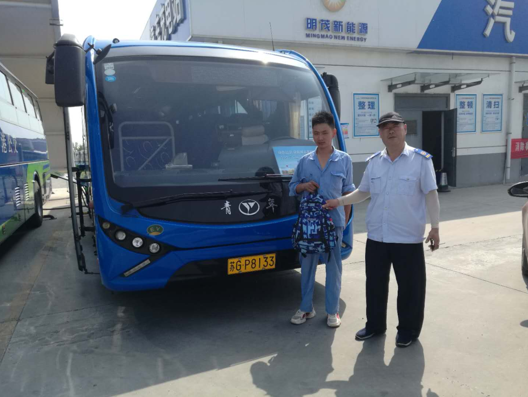 经营发展事业部56路驾驶员张秀春 拾金不昧获称赞