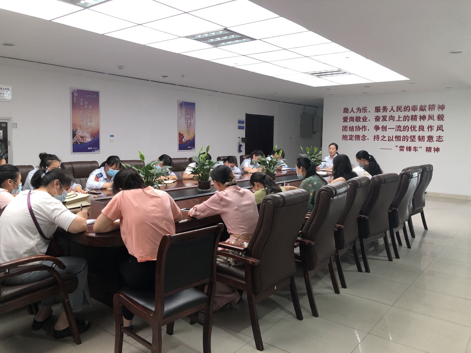 快速公交事业部召开站务例会