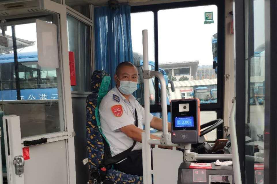 快速公交事业部驾驶员葛仲亚捡到乘客手机获表扬