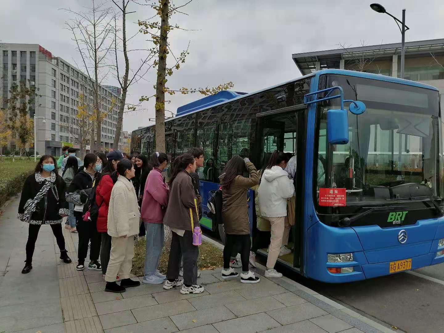 公交进校园，为学生提供“一站式”服务
