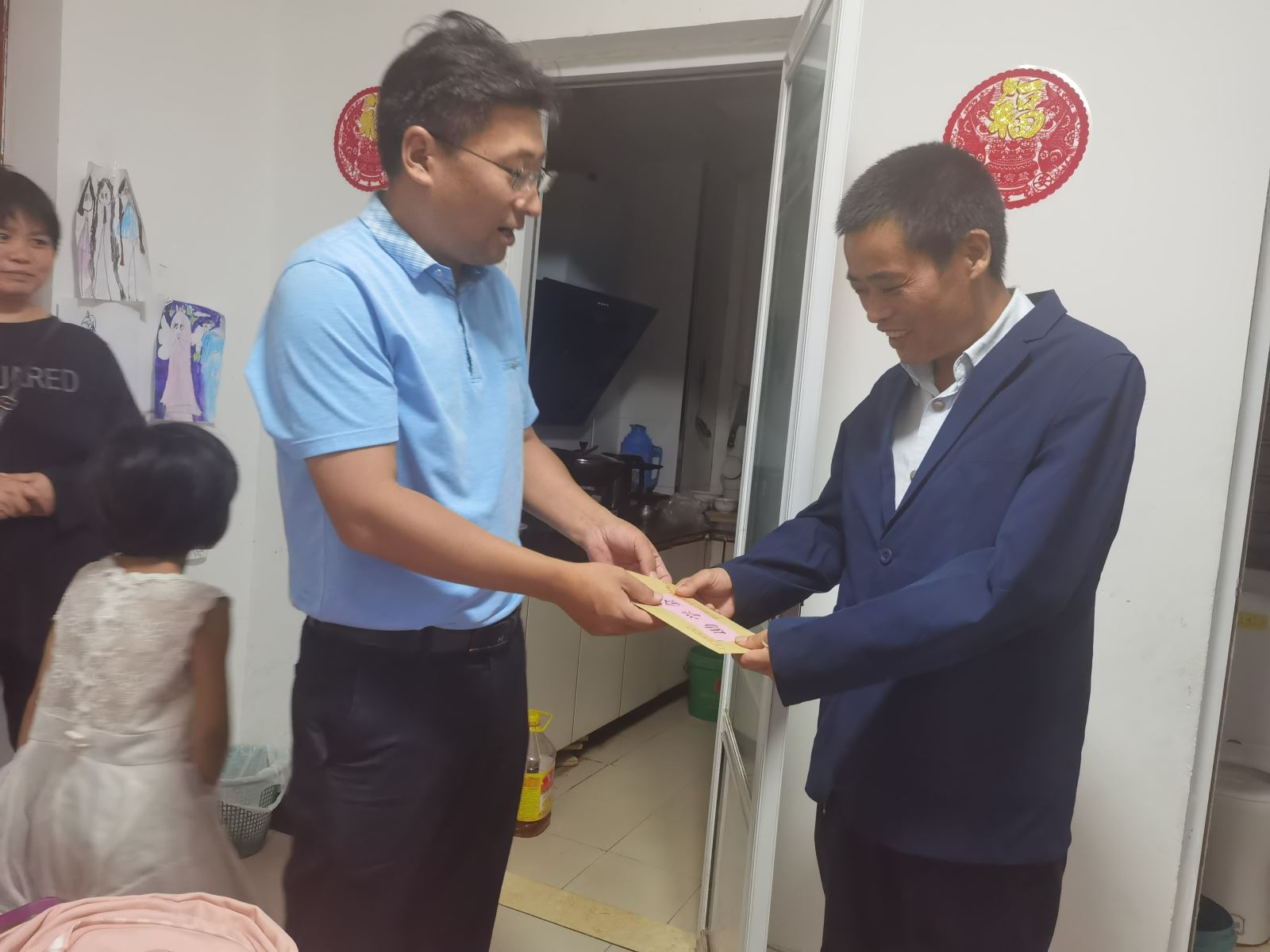 公交集团开展“金秋助学，关爱成长”走访慰问活动