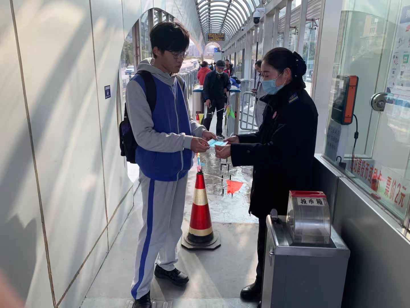 快速公交事业部站务员惠培荣帮助乘客获感谢