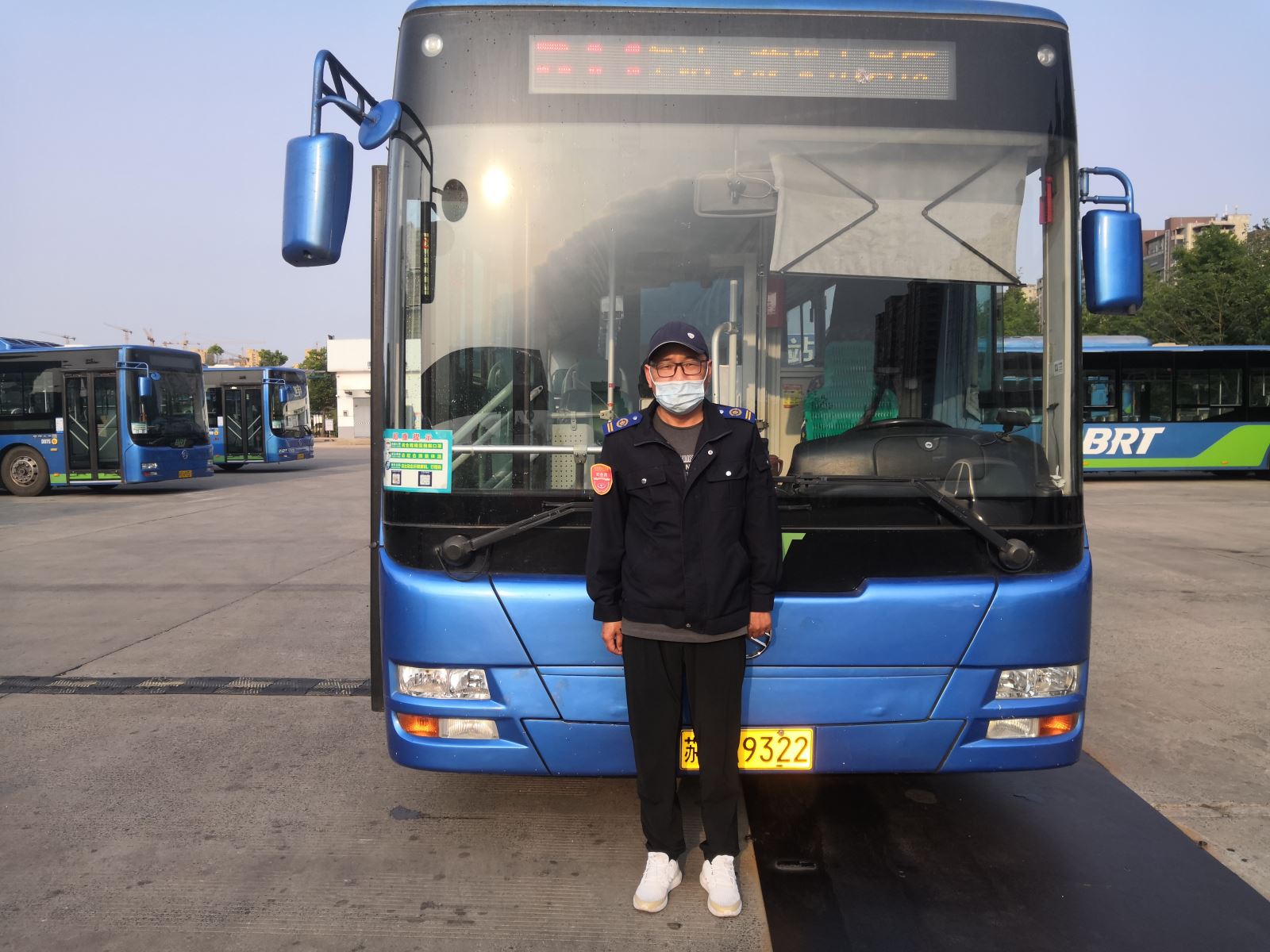 公交集团快速公交事业部 B11线驾驶员成网拾金不昧获乘客锦旗表扬
