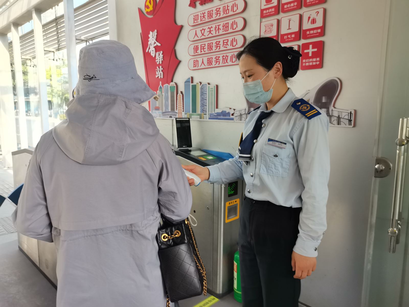 快速公交事业部站务员联手 帮助乘客找到丢失的手机获感谢