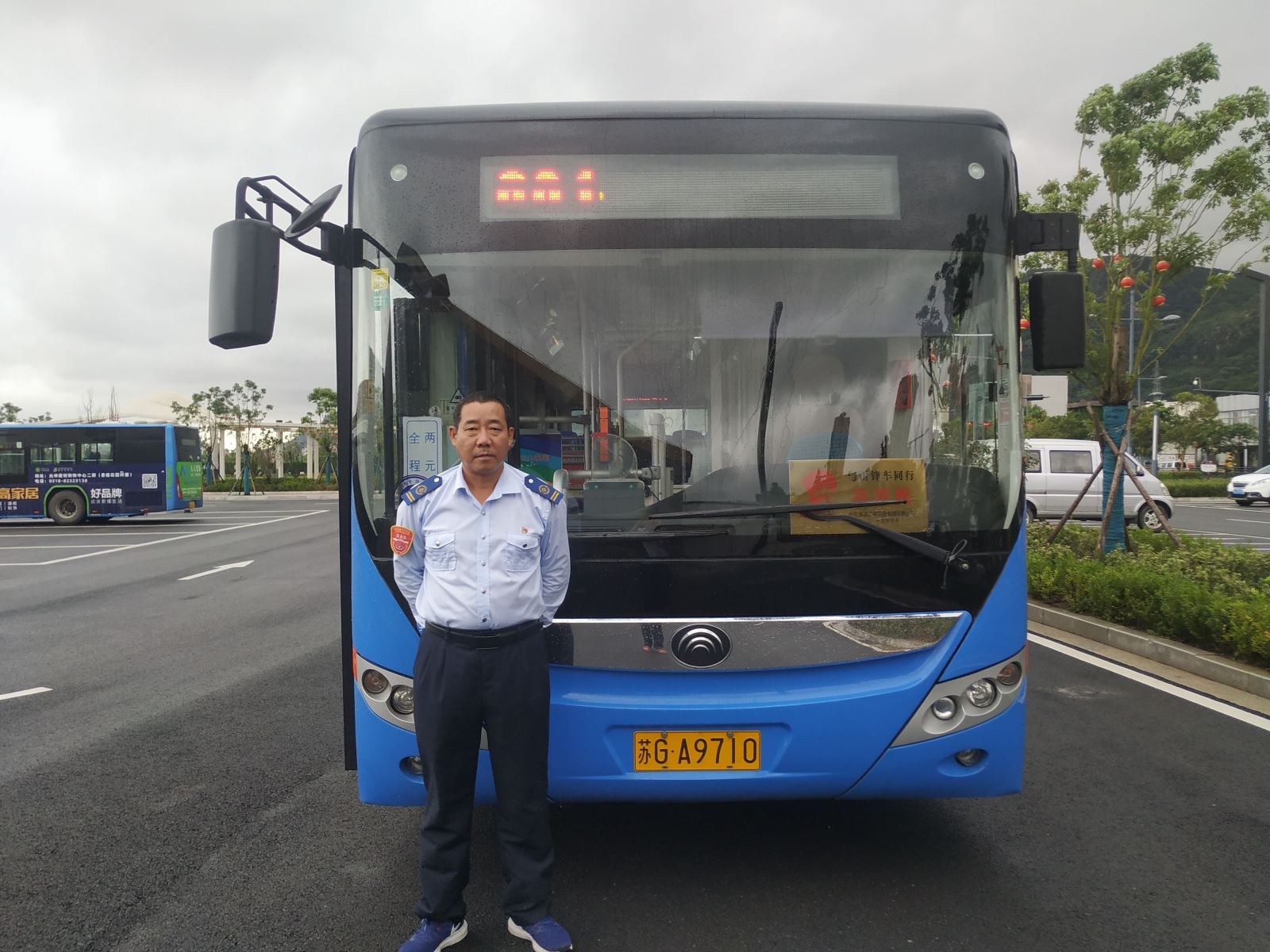 公交集团公交事业二部601路驾驶员李传新及时归还乘客丢失的手包受表扬