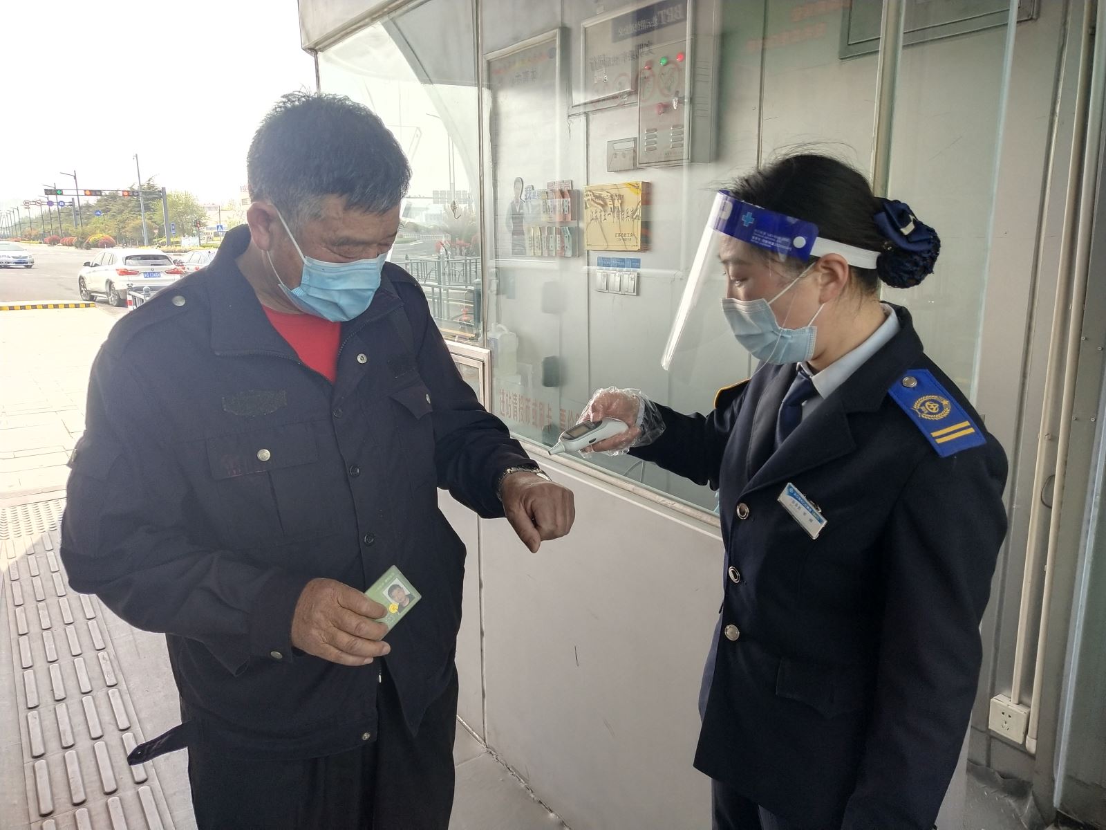 快速公交事业部站务员毕峰 帮助乘客找到丢失的手机获感谢