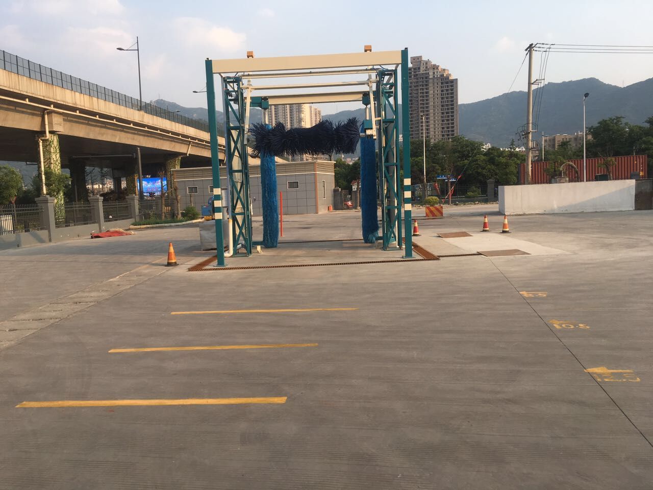 公交东部公司开展海滨大道停车场洗车划线工作