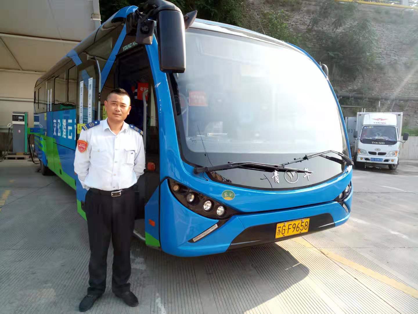 公交集团公交事业二部游11路驾驶员杨开通热心助人受表扬