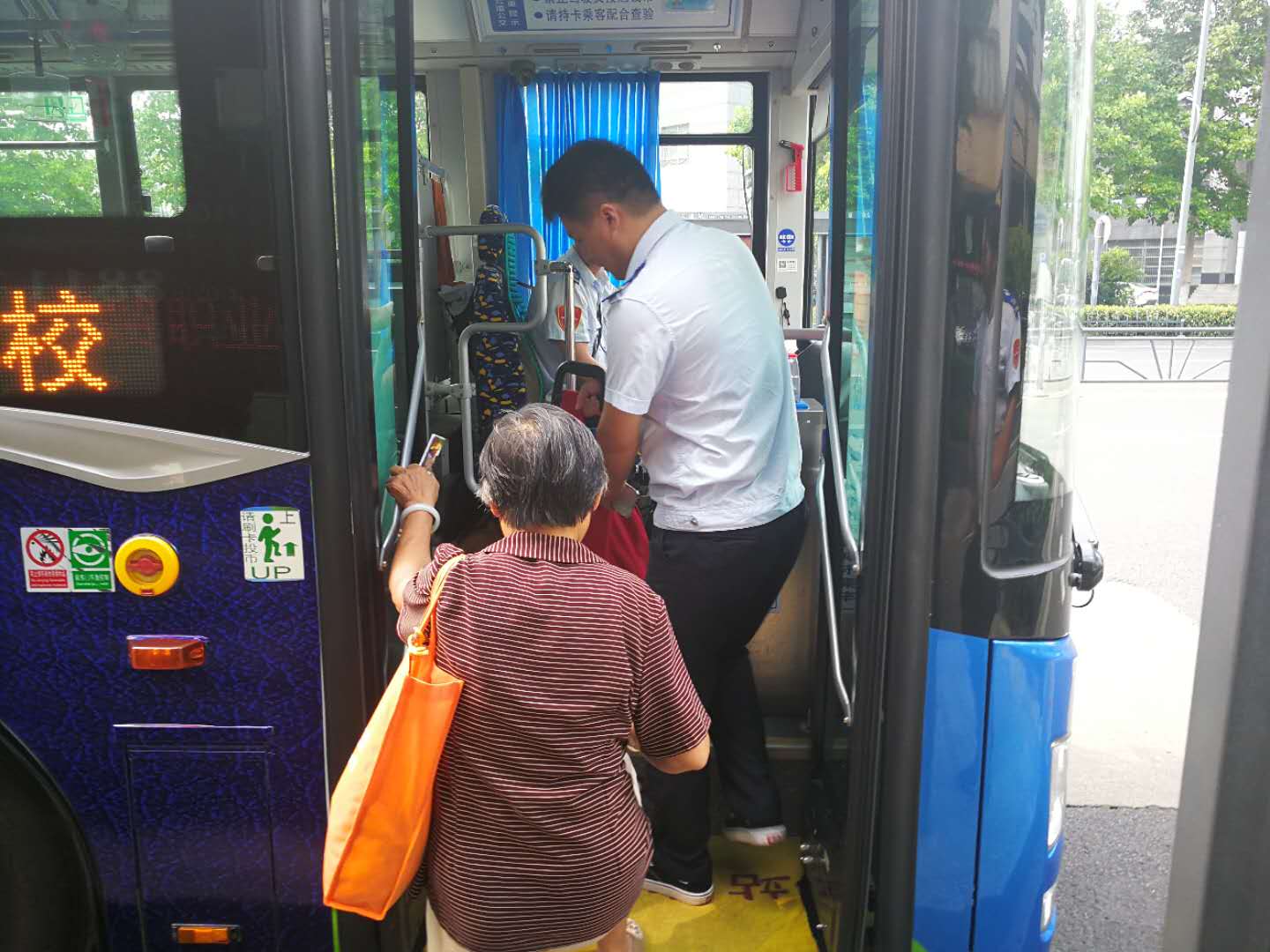公交集团全力做好“非标三四轮车”集中整治行动期间公交线路运营调整保障工作