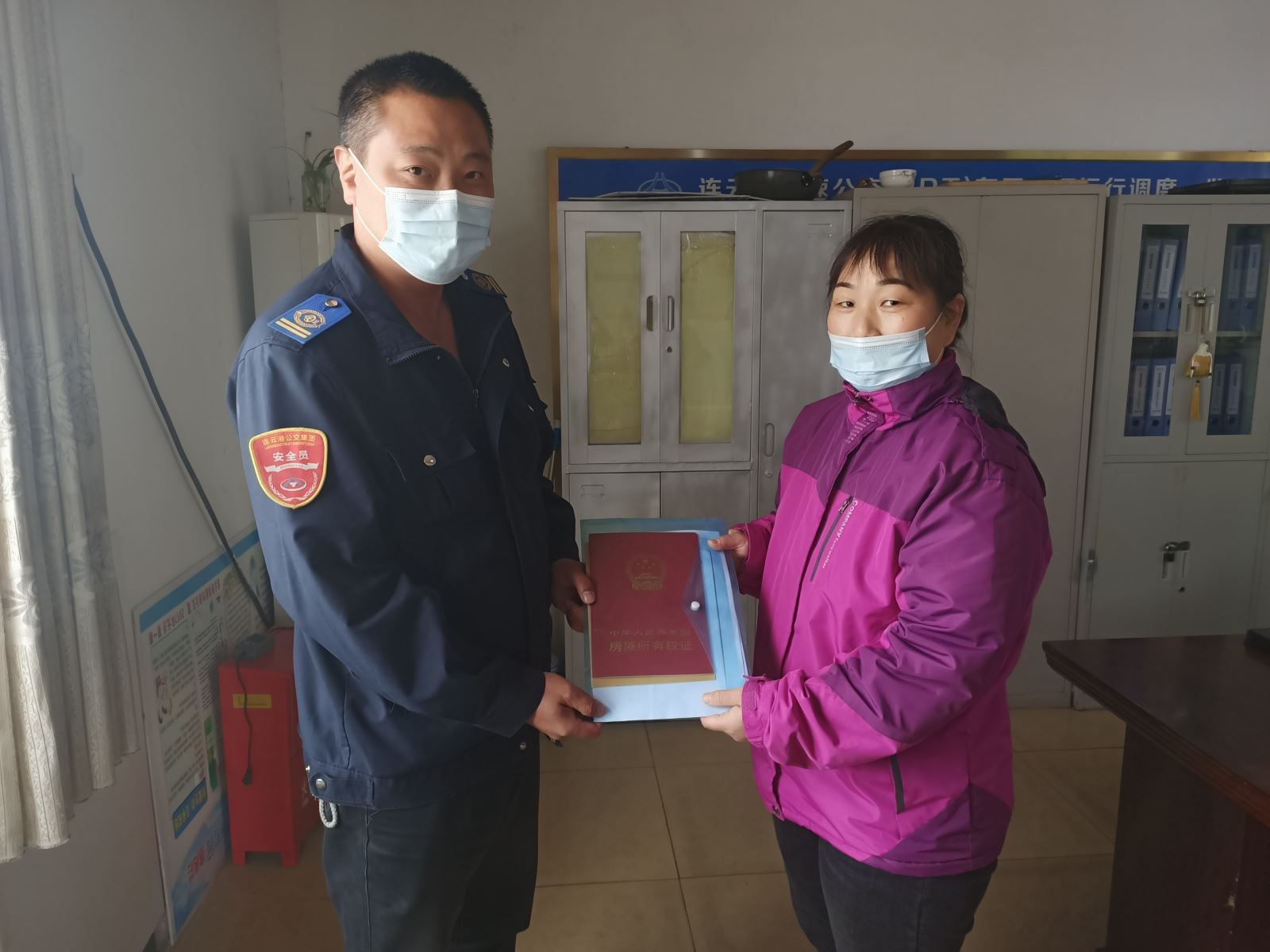 快速公交事业部B13线驾驶员王克环捡房产证归还乘客获感谢