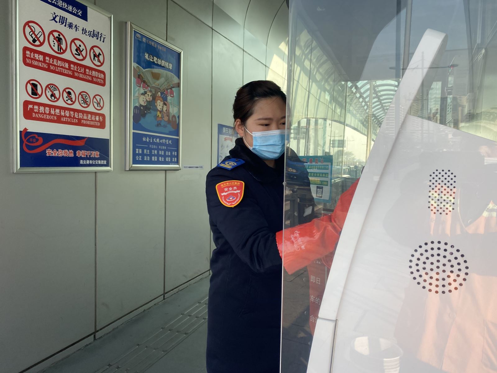 快速公交事业部站务员王凤归还帮助丢失的物品获感谢