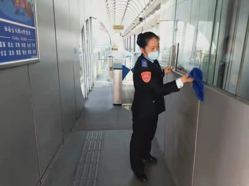 快速公交事业部站务员王雪莹帮助乘客找到丢失的背包获感谢