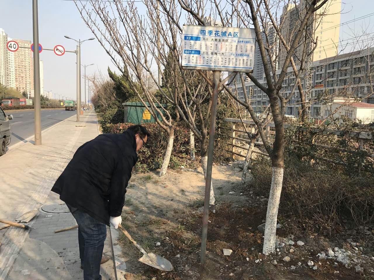 公交东部公司临时移位大港路沿途站牌
