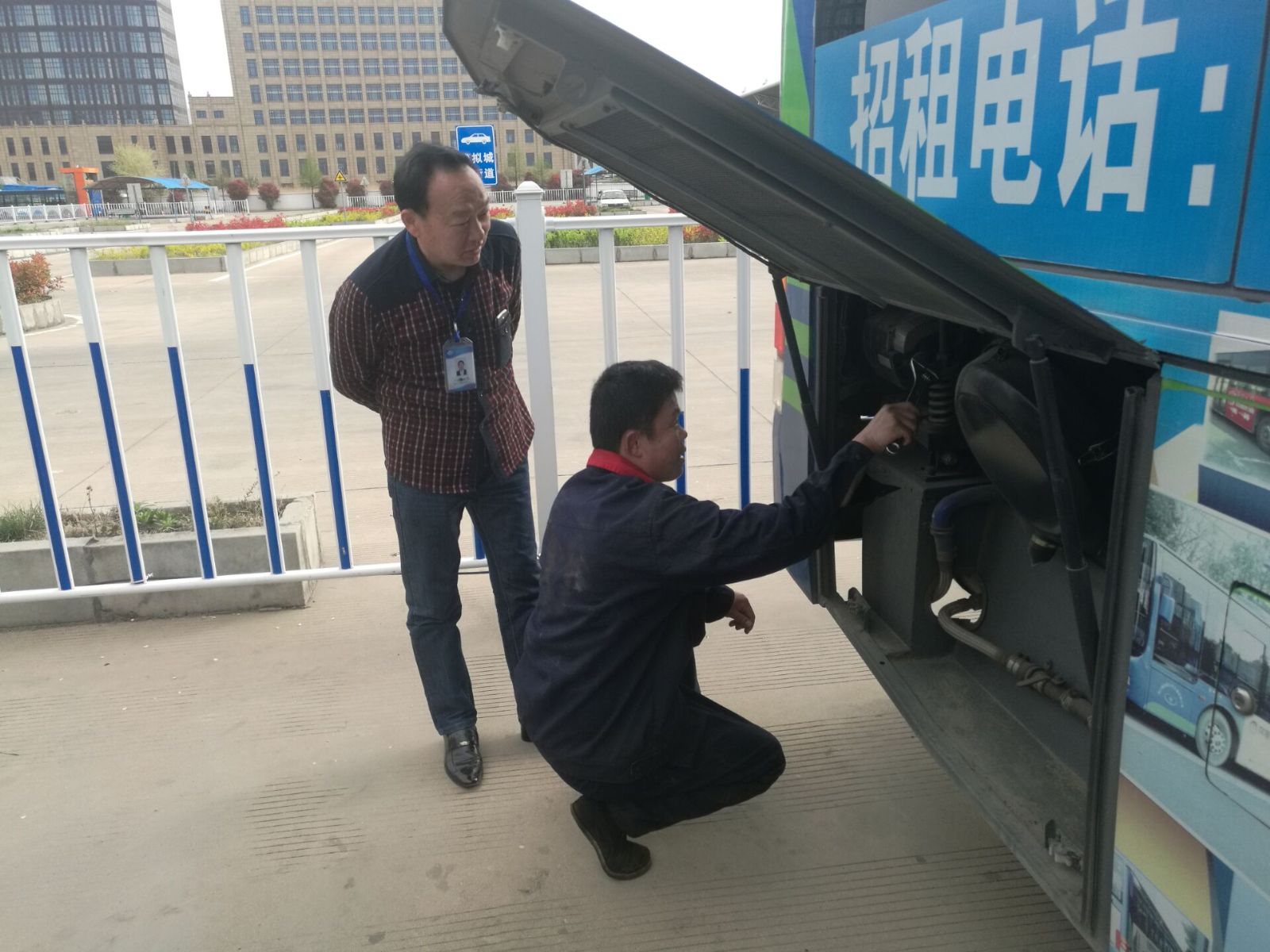 公交东部公司开展车辆空调检修保养工作