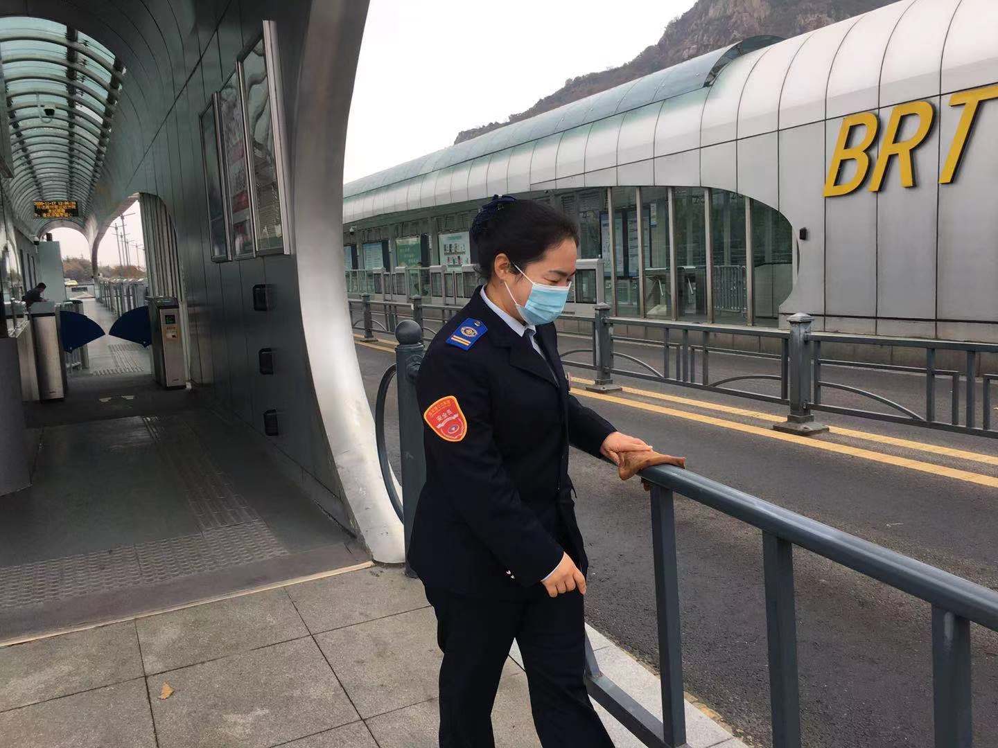 快速公交事业部站务员翟园园帮助乘客找到丢失的电脑包获感谢