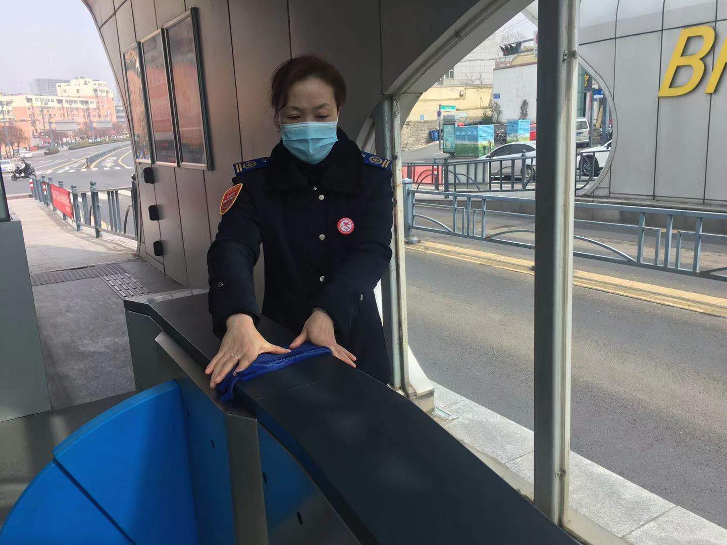 快速公交事业部站务员苏娜捡到手机归还乘客获感谢