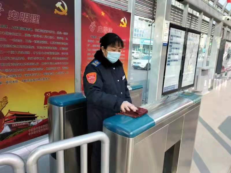 快速公交事业部站务员詹雪归还乘客丢失的包获感谢