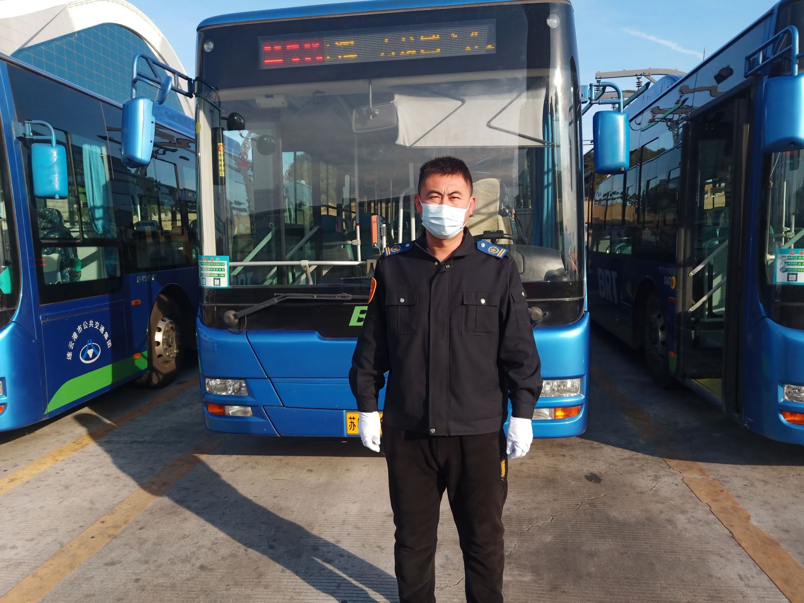 快速公交事业部B1K线驾驶员贾会君捡手机归还失主获感谢