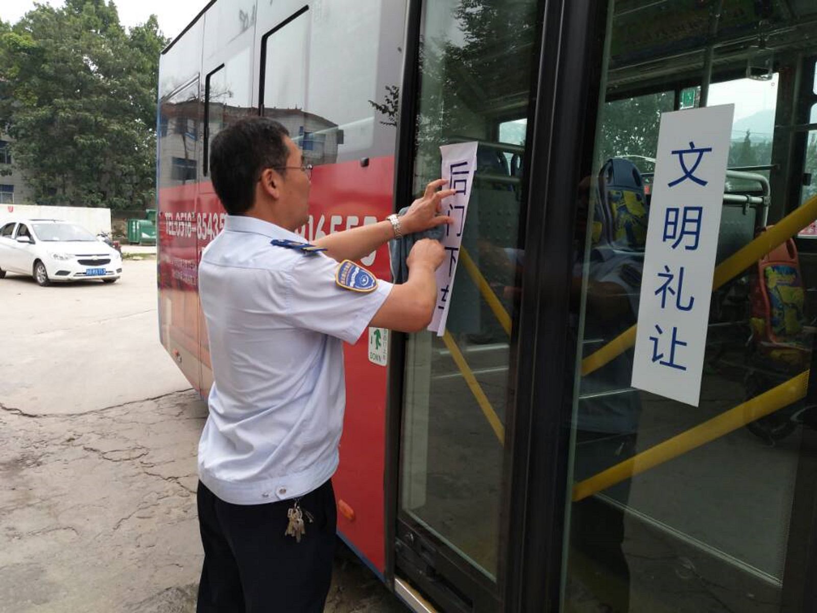 酷热天气难挡公交海州公司创文热情