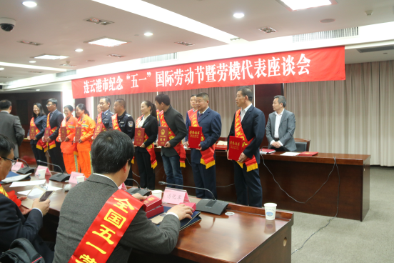 海通公交驾驶员乔晓峰、葛二林获得港城“十大最美公交司机”称号